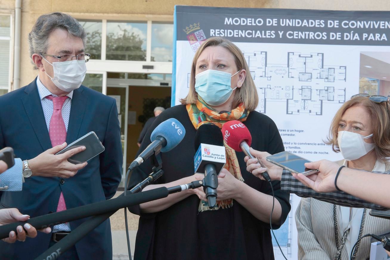 La consejera de Familia e Igualdad de Oportunidades, Isabel Blanco, visita la Residencia Mixta de Personas Mayores «Armunia». 