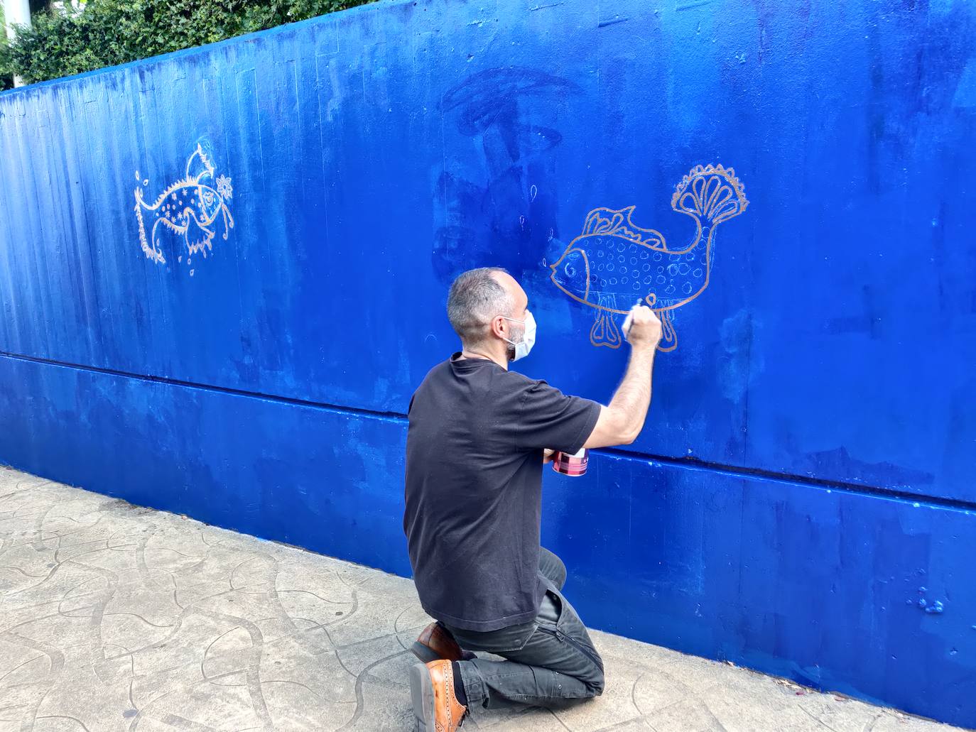 El profesor Cuenllas, en acción con el mural de Calle las Fuentes.