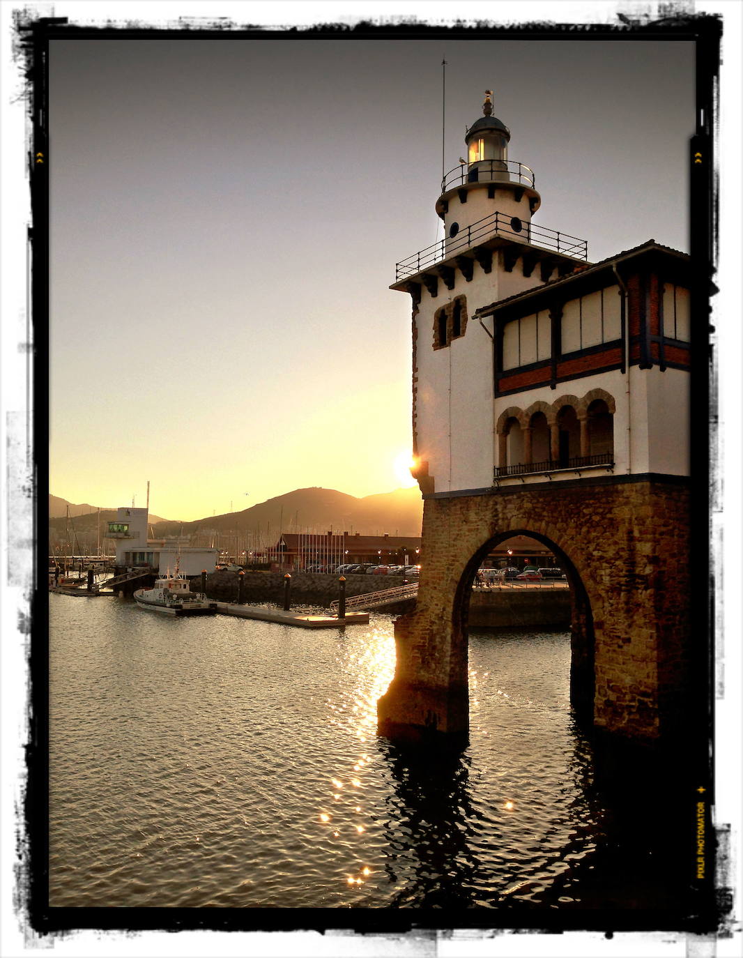 Faro de Arriluce, Getxo. Está en pleno casco urbano y es una de las edificaciones más emblemáticas de la zona. Tiene adosada la antigua Casa de Náufragos, un edificio tipo caserío de dos plantas construido en el año 1920 siguiendo las normas del estilo neovasco, según un proyecto de Ignacio Mª de Smith. La linterna se iluminó por primera vez en 1939. Es la sede de la Cruz Roja del Mar.