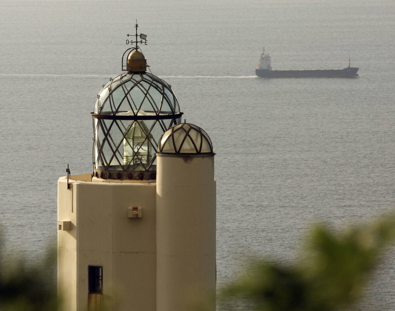 Faro de Gorliz. Es el más alto de Euskadi. Está ubicado a 165 metros de altitud, sobre unos acantilados del Cabo Billano. Fue construido en 1990 en un espacio estratégico. Una zona, que ha sido utilizada desde tiempos remotos como atalaya para avistar ballenas. El acceso solo puede realizarse desde la playa de Gorliz, gracias a un sendero, pero no podemos entrar dentro del inmueble.