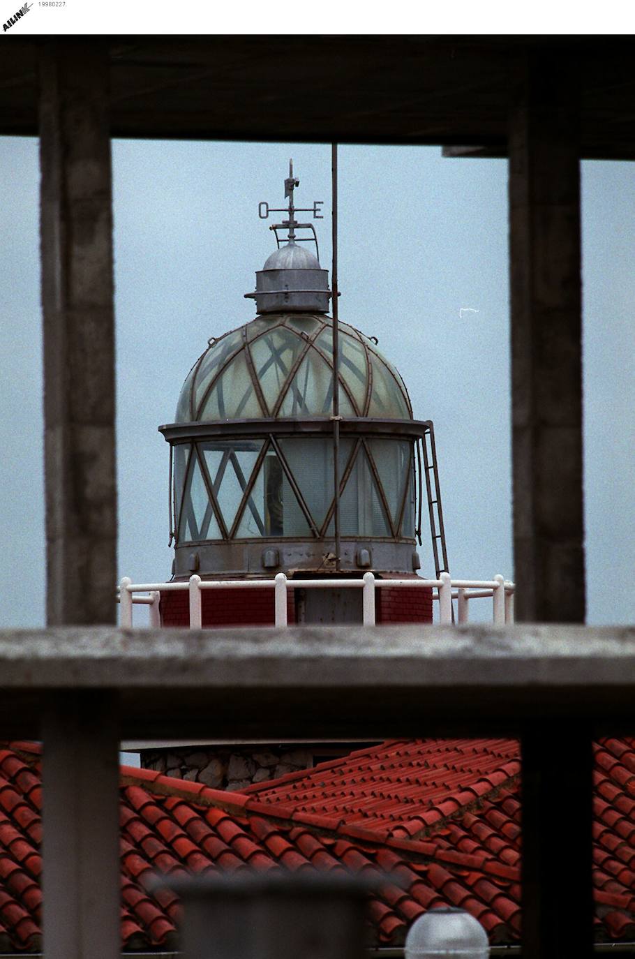 Faro de Punta Galea, Getxo. Está en una zona que incluye una senda peatonal con muy buenas vistas. De 1850 a 1950 fueron construidos tres faros en la misma zona . El primero estaba donde las ruinas del fuerte, otro de los atractivos de la zona. El segundo estuvo en funcionamiento, pero estaba en una zona con movimiento de tierras y tuvo que ser sustituido por otro, que se edificó 150 metros más atrás. Ha intentado ser convertido en un establecimiento hostelero, pero sin éxito.