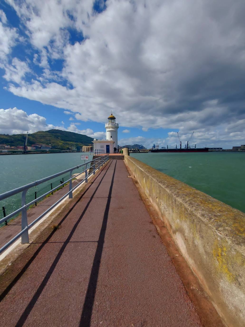 Faro del rompeolas de Getxo. Está también en el casco urbano y aunque no tiene mucha historia, sí forma parte del paseo peatonal de muchos residentes. No es raro ver andar y correr a la gente hasta él, rodearlo y volverse. Tiene el encanto de estar unido a tierra con una pasarela con el agua a ambos lados.