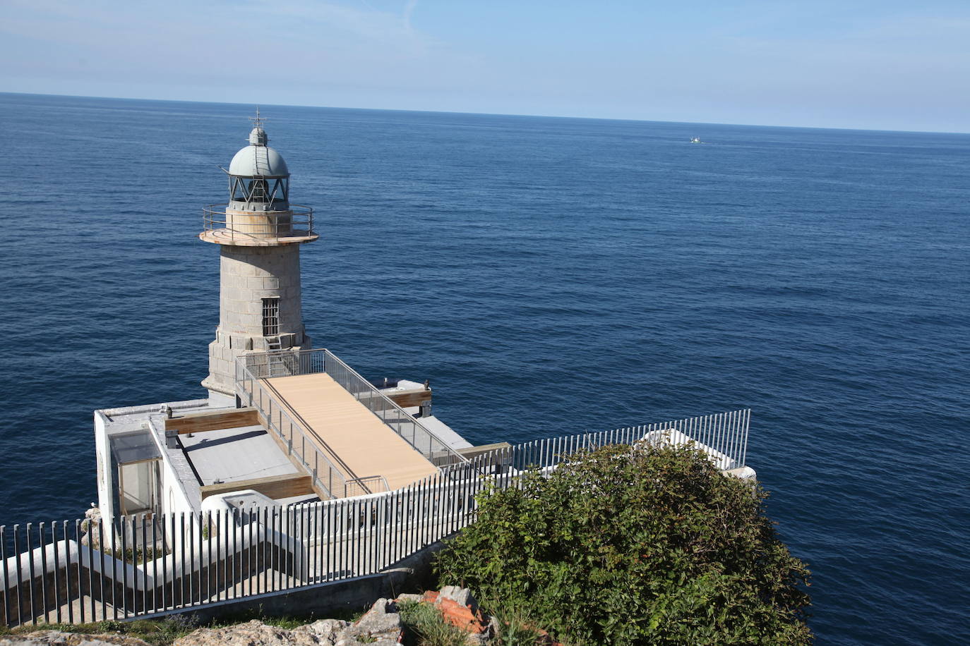 Faro Santa Catalina de Lekeitio. Es el primer y único faro visitable por dentro de todo Euskadi porque incluye un centro de interpretación de la técnica de la navegación. Fue inaugurado en 1862. Está en el cabo de Antzoriz, a menos de dos kilómetros del centro, y se puede llegar tanto en coche como andando.