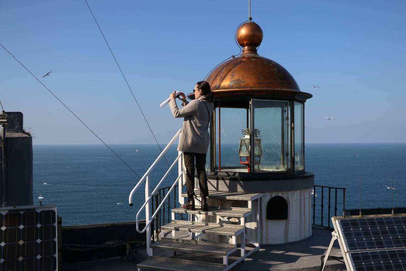 Faro de Santa Clara, San Sebastián. Se ubica en la isla que está en plena bahía donostiarra. y donde vive una especie de lagartija única en el mundo. Comenzó a funcionar en Septiembre de 1864 y permitió que dejaran de confundir la boca del puerto con la de La Zurriola. Se puede visitar pero solo es accesible si vamos en barco. Hay excursiones.