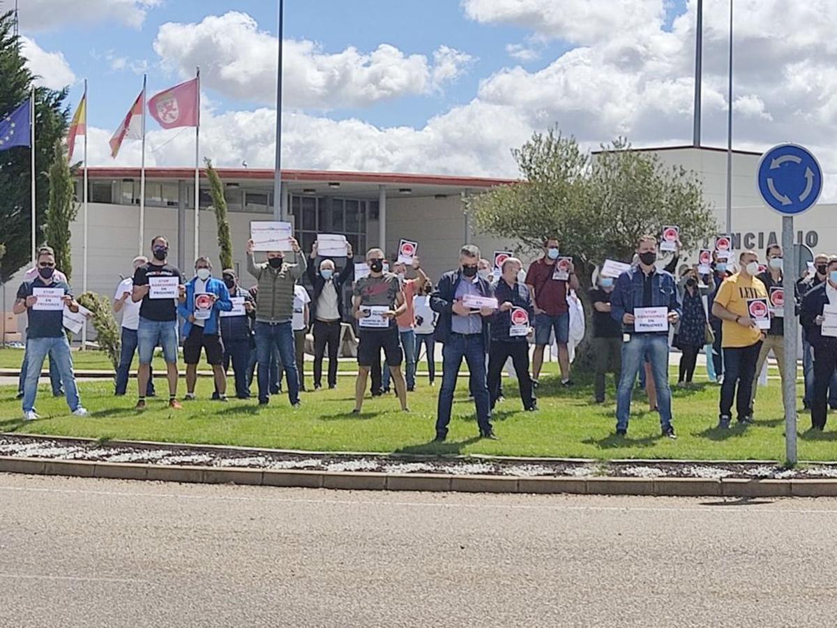 Trabajadores del centro de Villahierro se concentran a las puertas de la prisión para protestar por la falta de seguridad. 