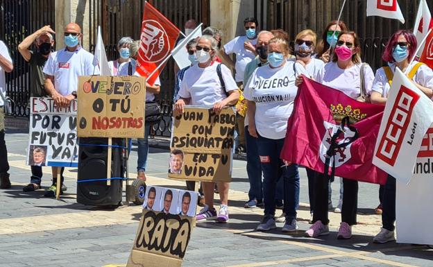 Protestas de los empleados de Laboratorios Ovejero ante la incertidumbre de su futuro.