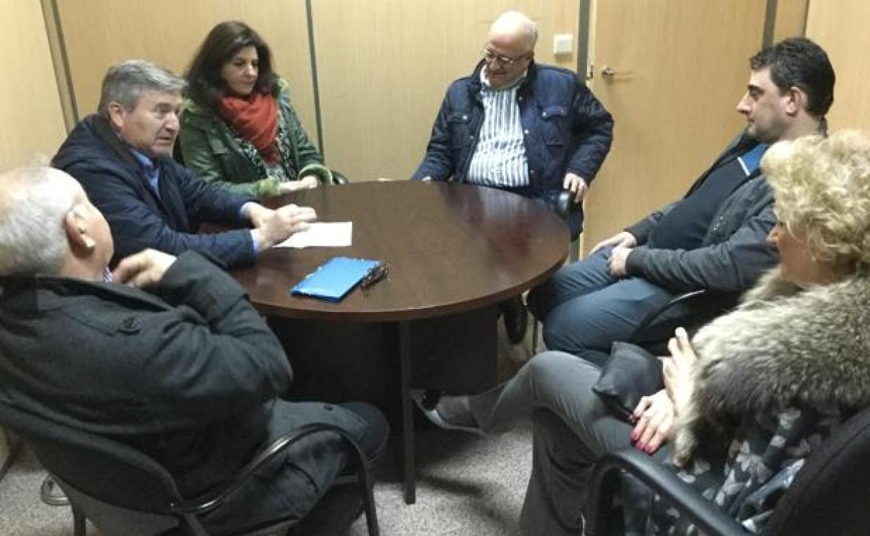 Rafael Insunza (C) junto a miembros del PP de Congosto y el presidente del partido en el Bierzo, Raúl Valcarce..