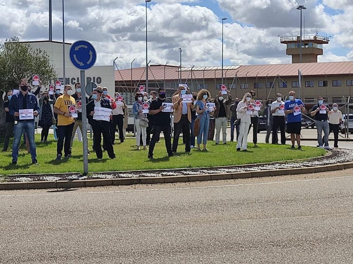 Trabajadores del centro de Villahierro se concentran a las puertas de la prisión para protestar por la falta de seguridad. 