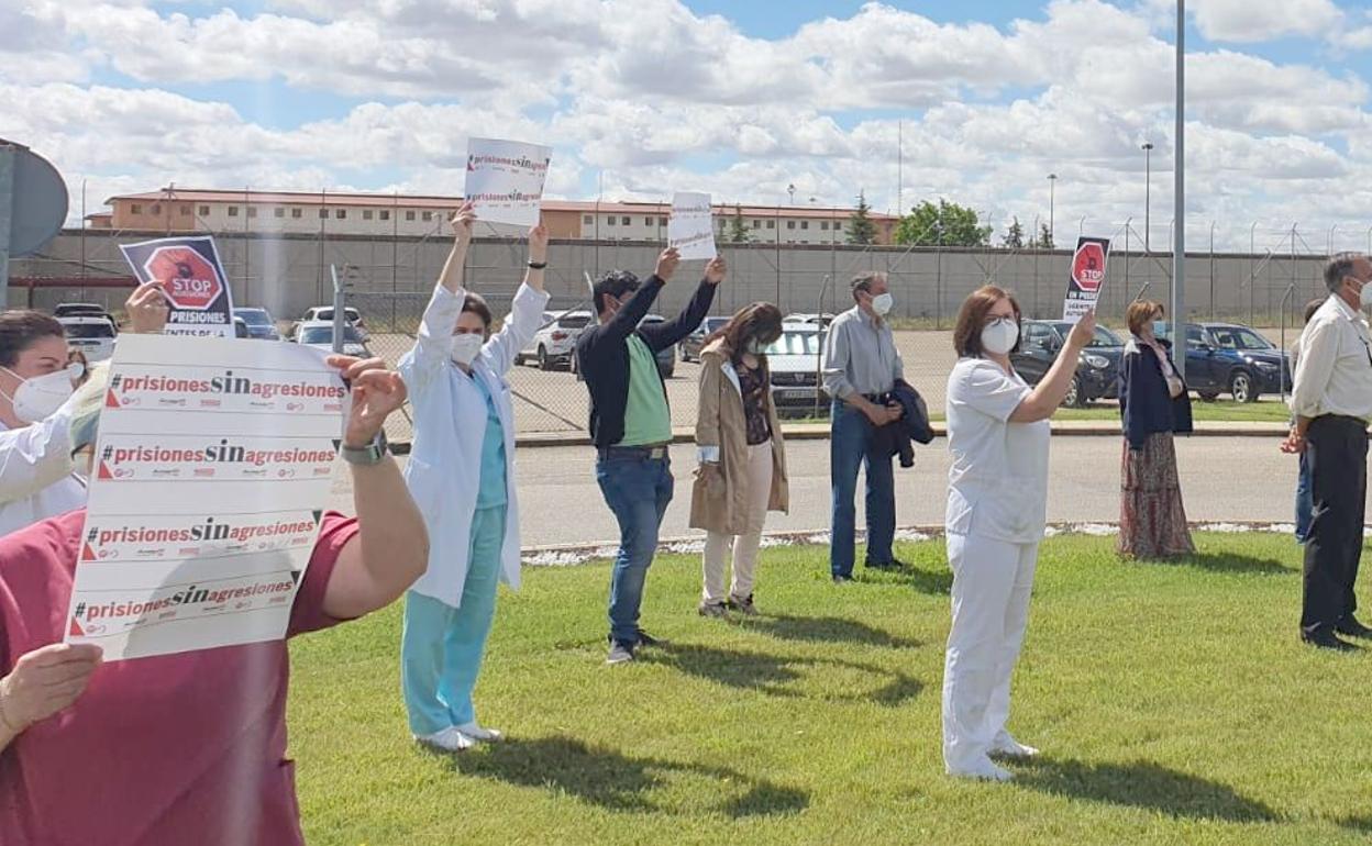 Funcionarios de prisiones de Villahierro, durante la concentración de este viernes. 