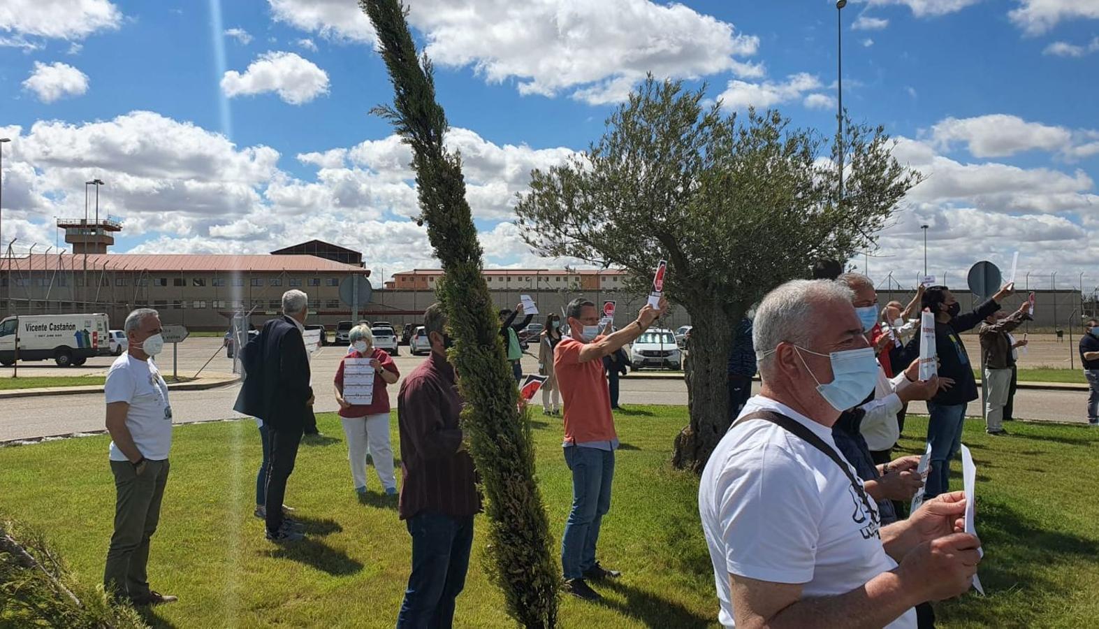 Trabajadores del centro de Villahierro se concentran a las puertas de la prisión para protestar por la falta de seguridad. 