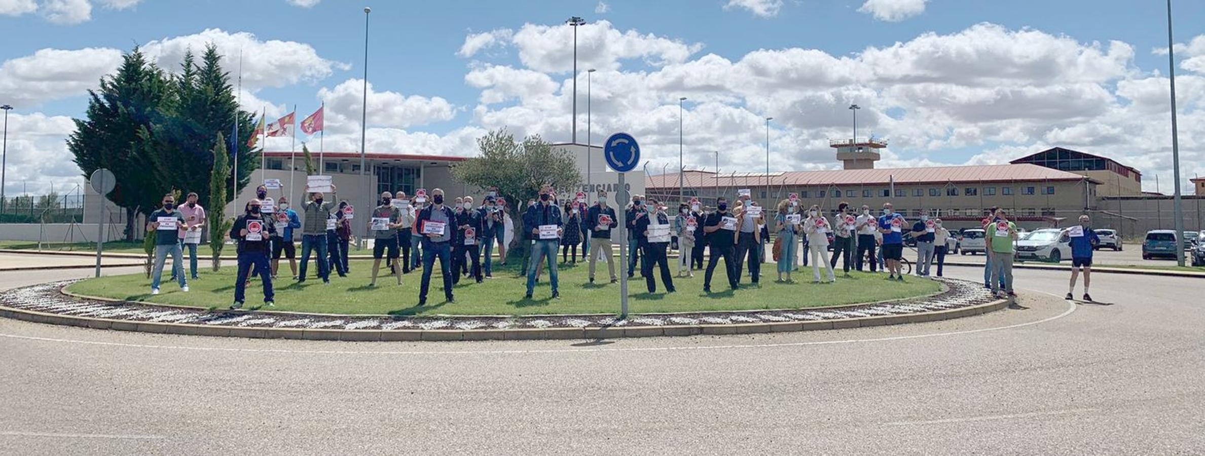 Trabajadores del centro de Villahierro se concentran a las puertas de la prisión para protestar por la falta de seguridad. 