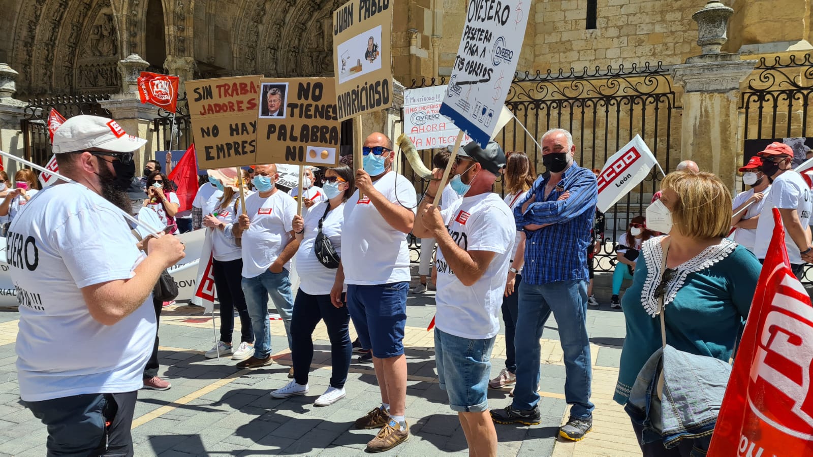 Los trabajadores de la fábrica se concentran de nuevo a la espera de pruebas de viabilidad de la fábrica.