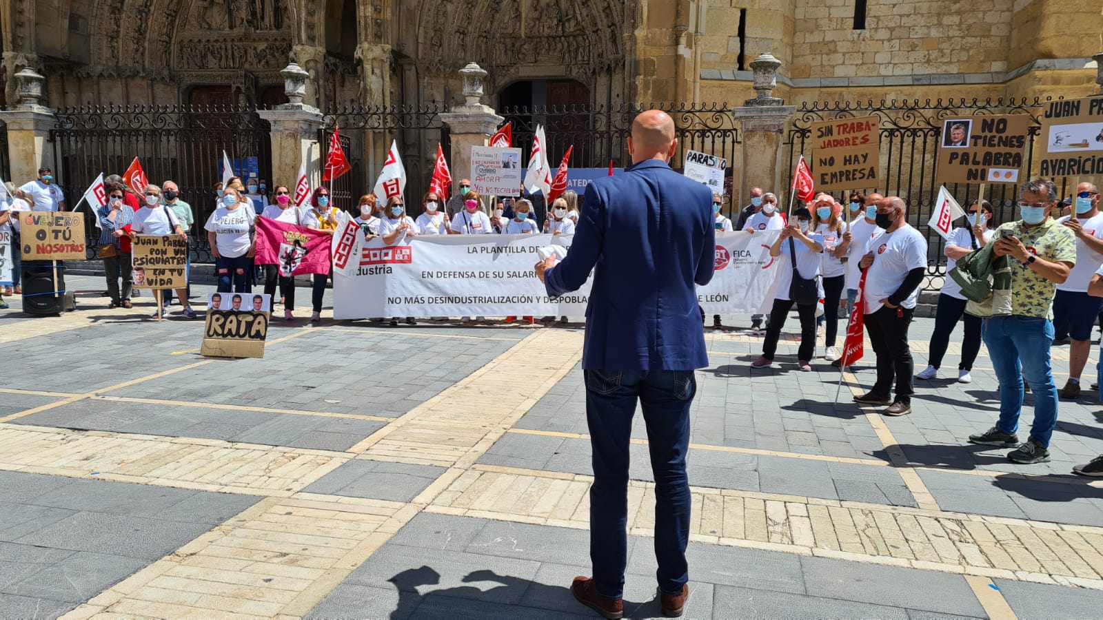 Los trabajadores de la fábrica se concentran de nuevo a la espera de pruebas de viabilidad de la fábrica.