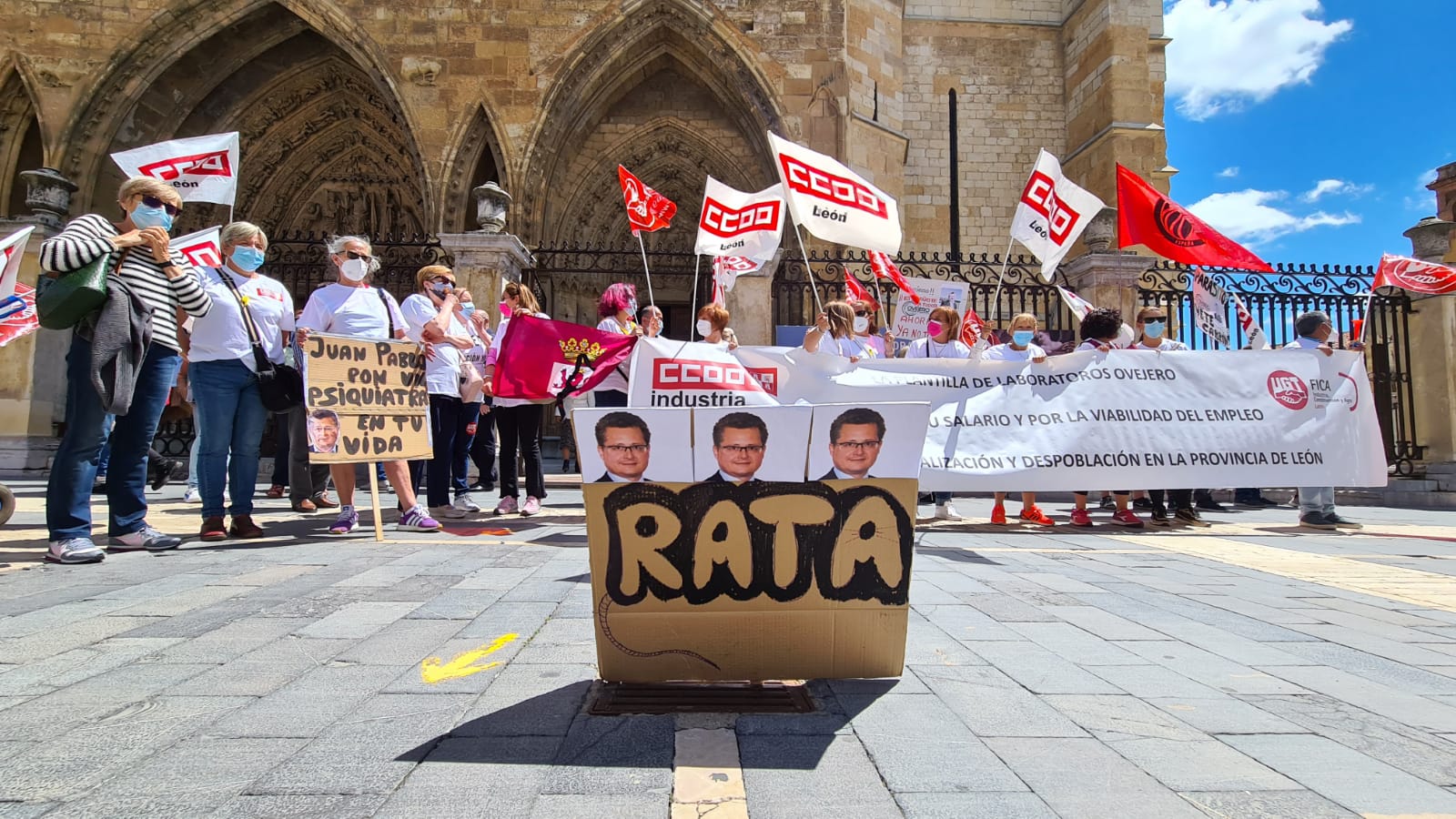 Los trabajadores de la fábrica se concentran de nuevo a la espera de pruebas de viabilidad de la fábrica.