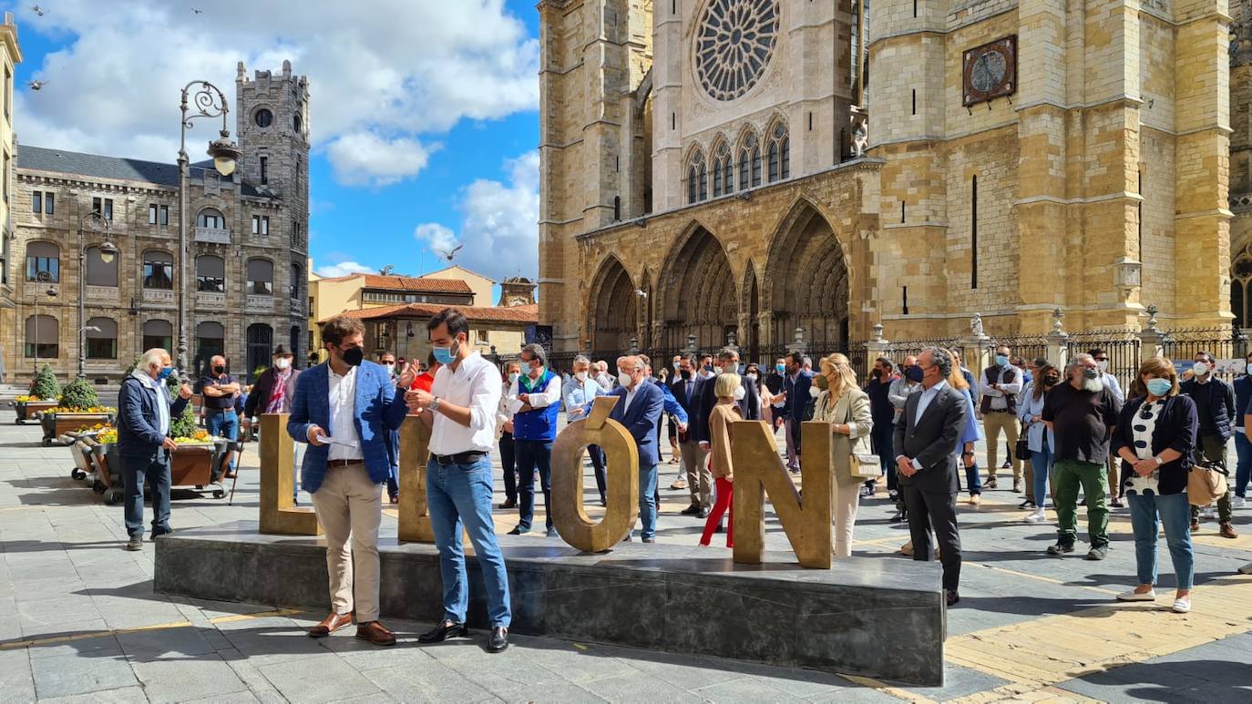 El alcalde de Almanza se cita con afiliados para presentar su candidatura al PP de León.