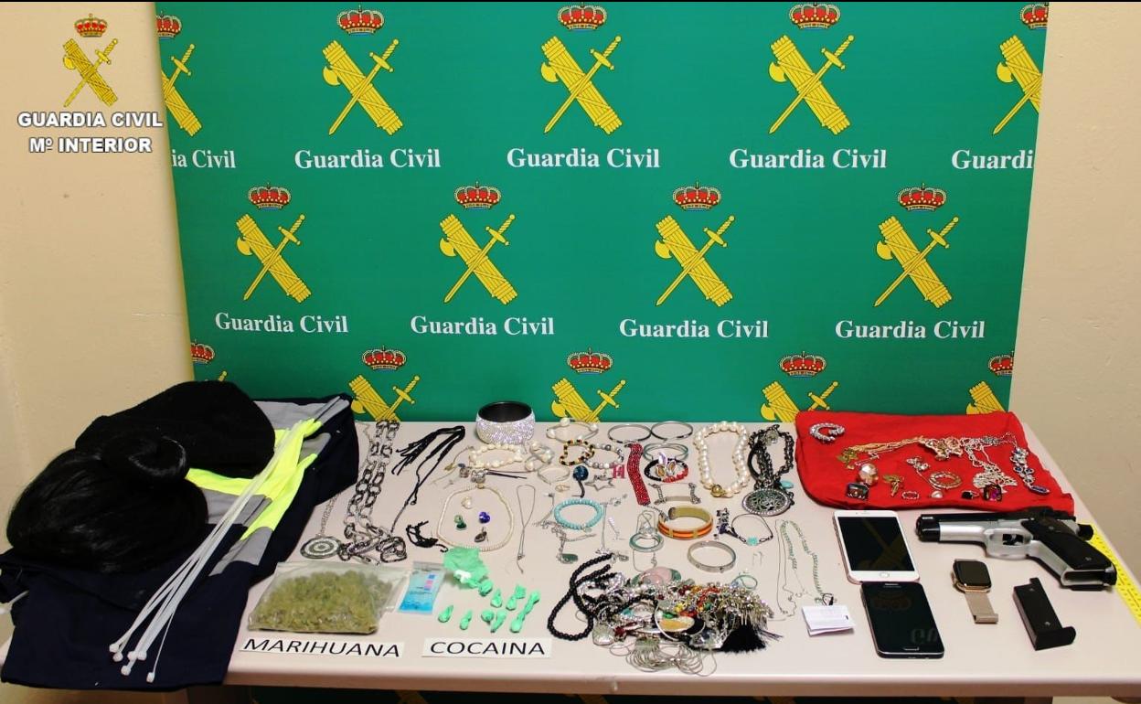 Objetos decomisados por parte de la Policía Nacional y la Guardia Civil.