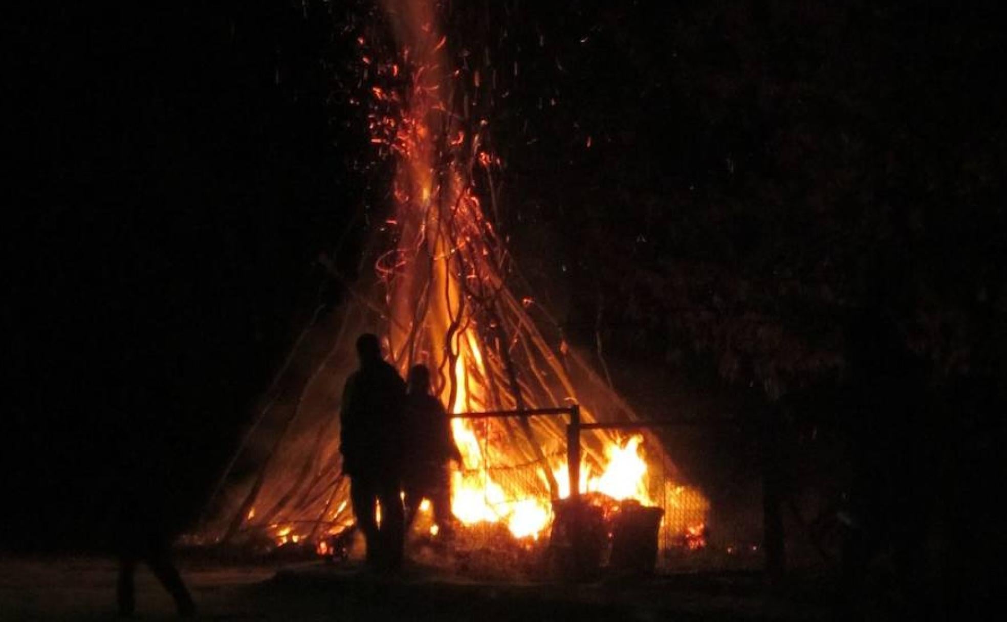 Hoguera en las fiestas de la Virgen de la Calle en Micieces de Ojeda.