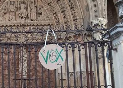 Imagen secundaria 1 - La Catedral de León aparece con carteles contra la visita de los diputados de VOX a la provincia