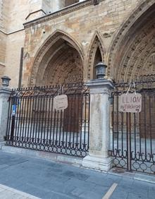 Imagen secundaria 2 - La Catedral de León aparece con carteles contra la visita de los diputados de VOX a la provincia