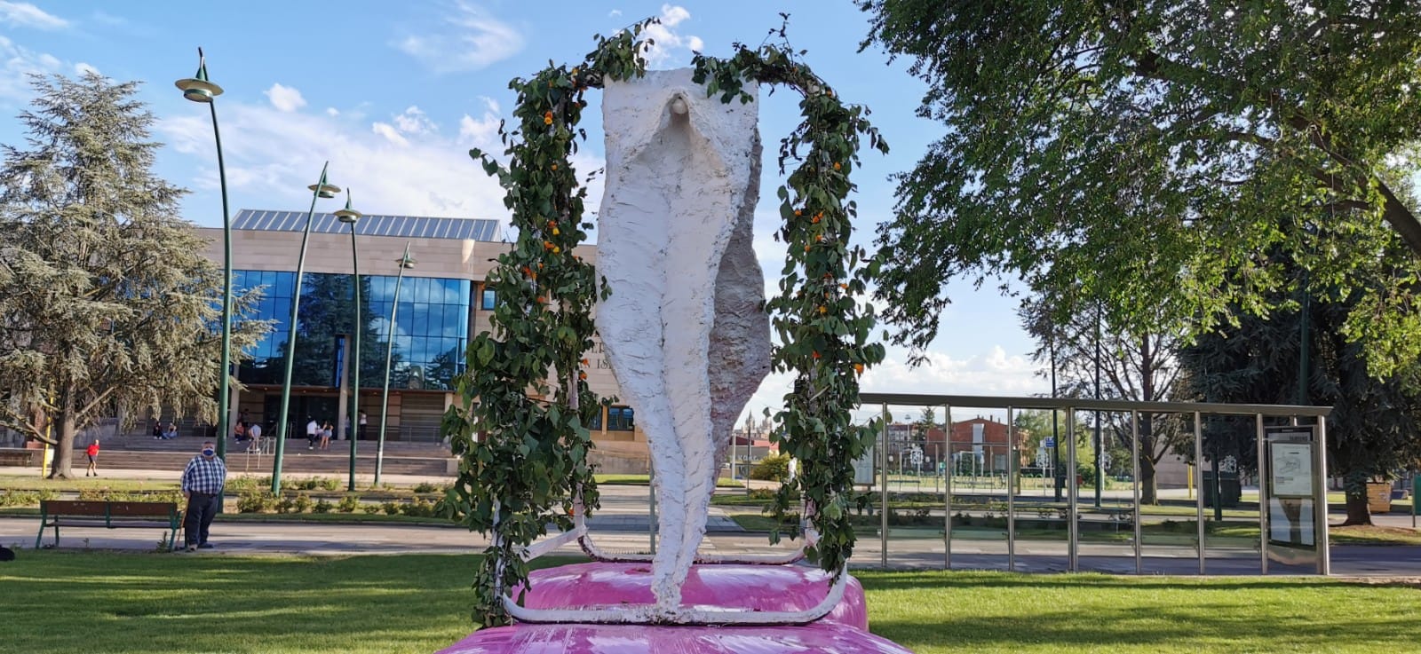 El artista que ya impresionó a los leoneses con una escultura de un pene gigante, vuelve a las andadas con el miembro femenino.