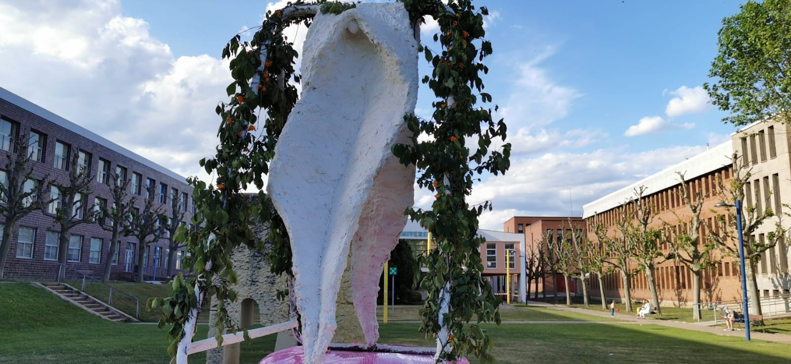 El artista que ya impresionó a los leoneses con una escultura de un pene gigante, vuelve a las andadas con el miembro femenino.