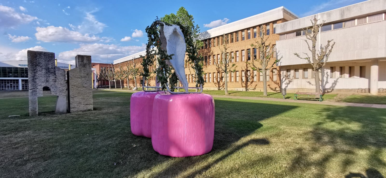 El artista que ya impresionó a los leoneses con una escultura de un pene gigante, vuelve a las andadas con el miembro femenino.