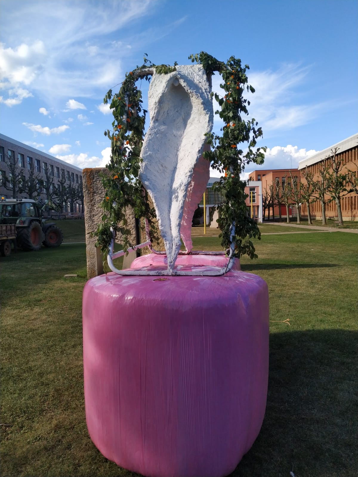 El artista que ya impresionó a los leoneses con una escultura de un pene gigante, vuelve a las andadas con el miembro femenino.