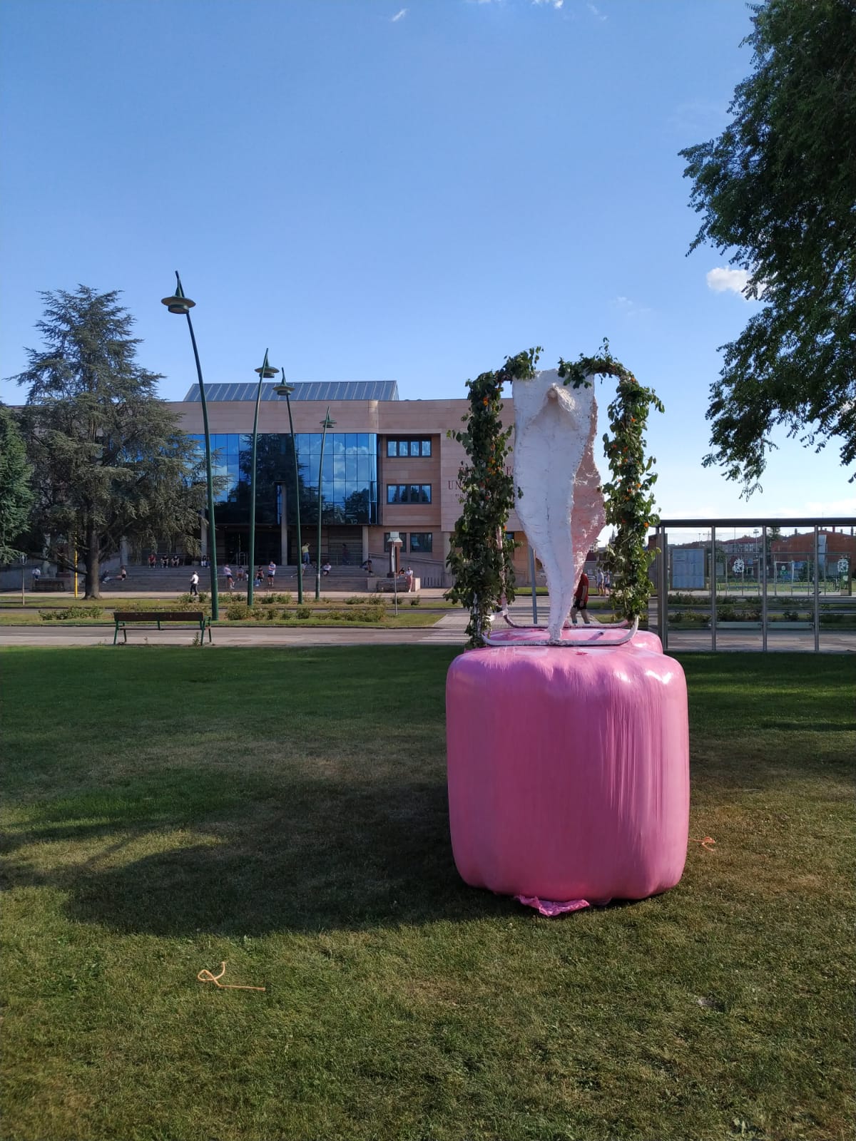 El artista que ya impresionó a los leoneses con una escultura de un pene gigante, vuelve a las andadas con el miembro femenino.