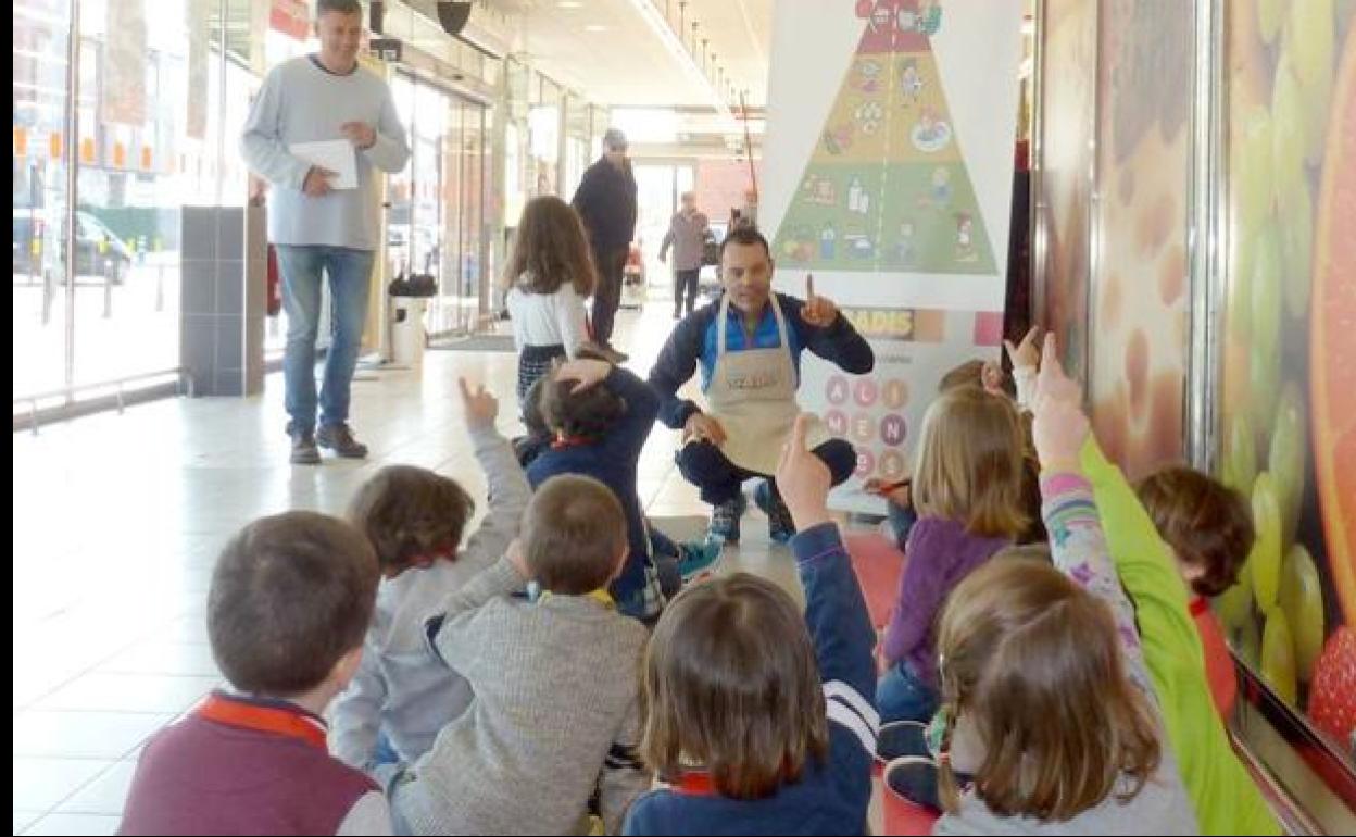 Un grupo de alumnos asiste a una jornada de consumo responsable.