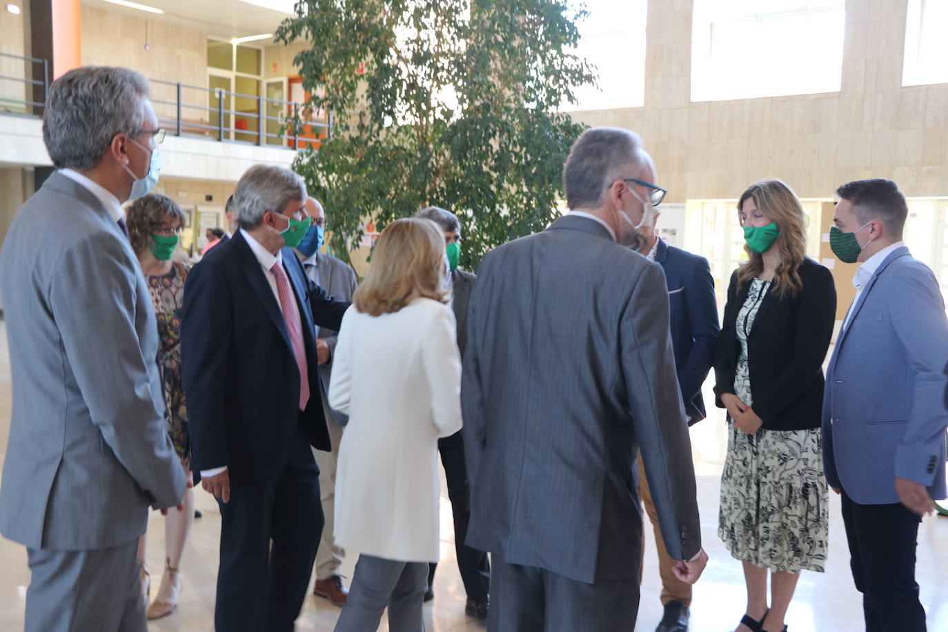 La vicepresidenta segunda mantiene un encuentro con los estudiantes leoneses en un aula de Económicas.