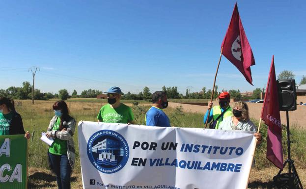 Galería. Los vecinos de Villaquilambre reclaman un instituto y un centro de salud frente a la ubicación destinada a ambos edificios.