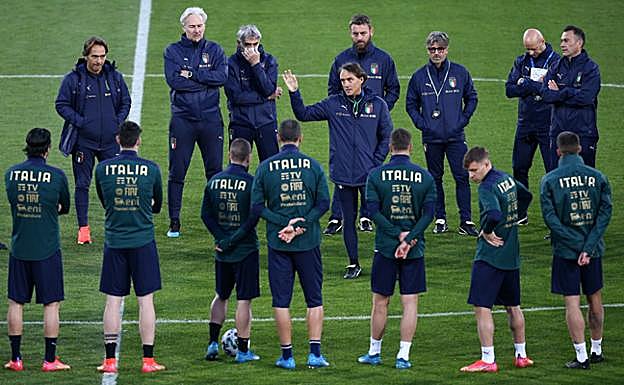 Mancini imparte instrucciones a los seleccionados antes de un reciente entrenamiento. 