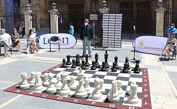 Galería. Un tablero gigante de ajedrez hecho de caucho reciclado presidió el acto.