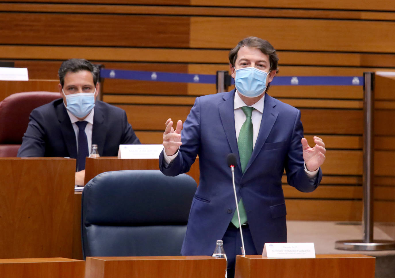 El presidente de la Junta, Alfonso Fernández Mañueco, junto al vicepresidente Francisco Igea en el pleno de las Cortes de Castilla y León