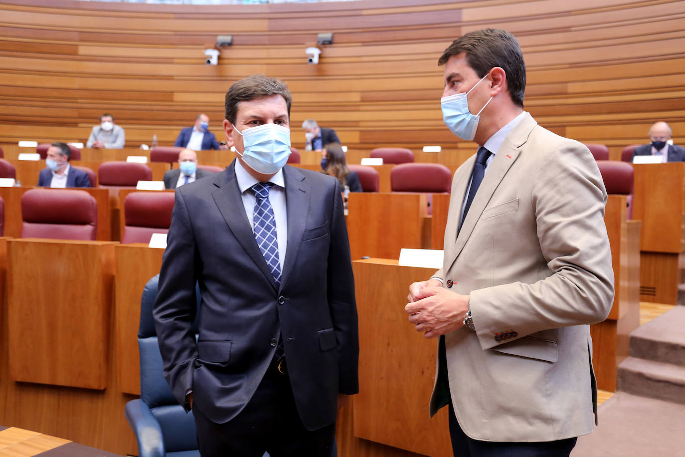 El presidente de la Junta, Alfonso Fernández Mañueco, junto al vicepresidente Francisco Igea en el pleno de las Cortes de Castilla y León