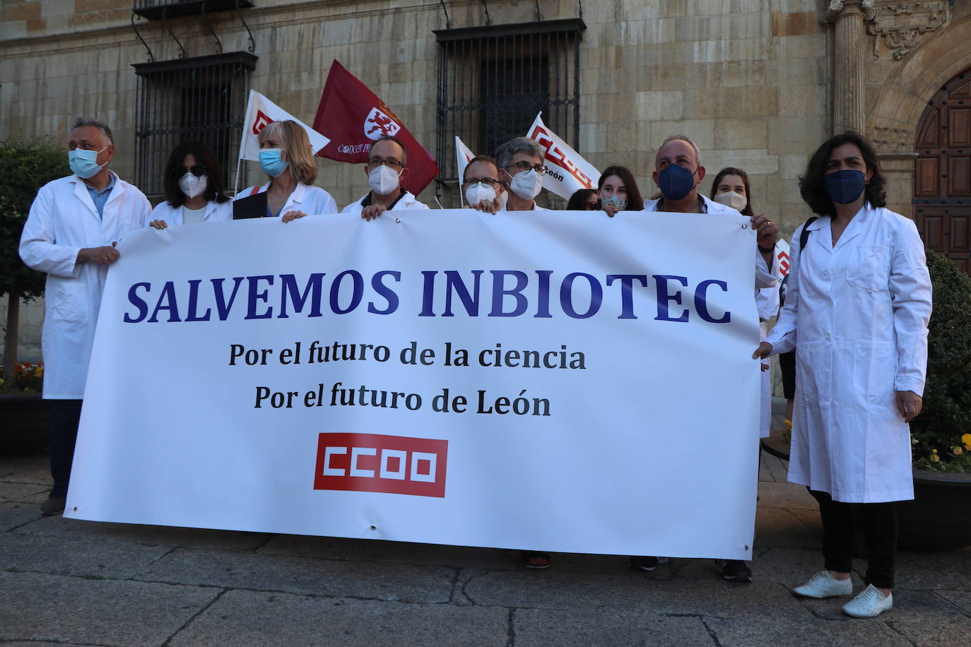 Los trabajadores de Inbiotec se concentran en defensa de la supervivencia del Instituto de Biotecnología de León y por el mantenimiento de los puestos de trabajo del personal del centro tecnológico.