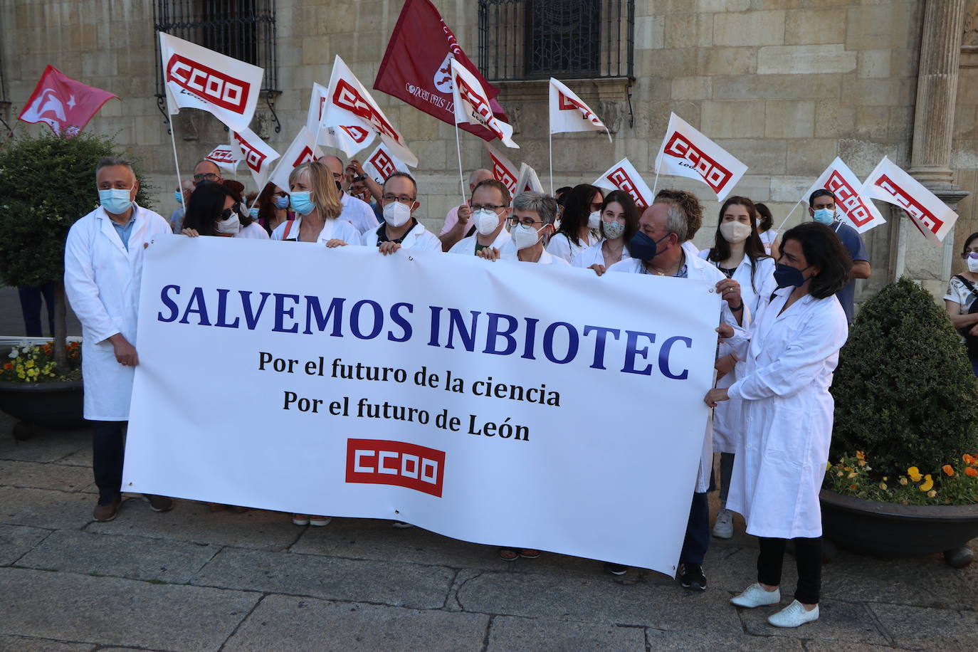 Los trabajadores de Inbiotec se concentran en defensa de la supervivencia del Instituto de Biotecnología de León y por el mantenimiento de los puestos de trabajo del personal del centro tecnológico.