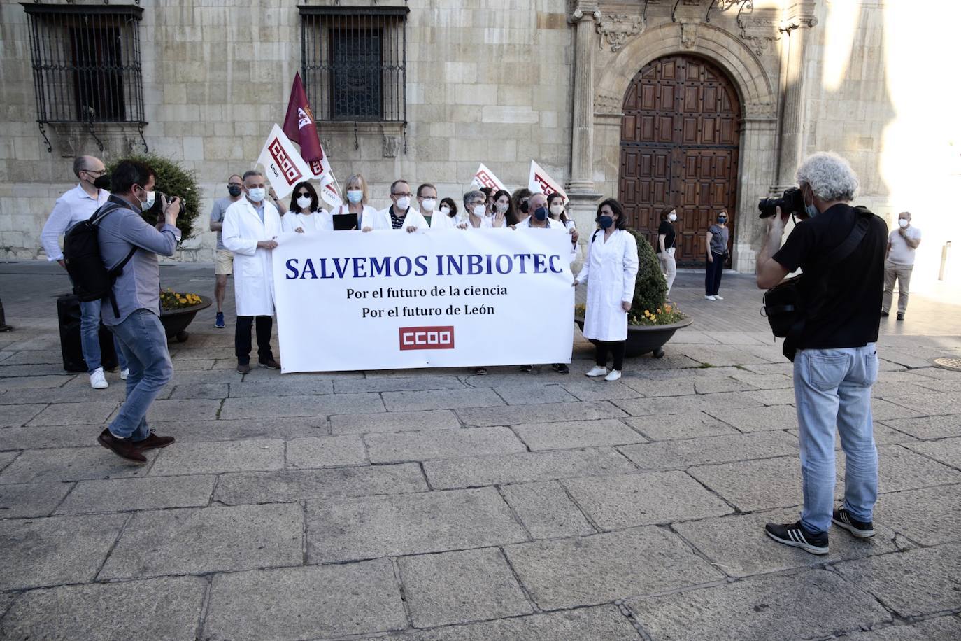 Los trabajadores de Inbiotec se concentran en defensa de la supervivencia del Instituto de Biotecnología de León y por el mantenimiento de los puestos de trabajo del personal del centro tecnológico.