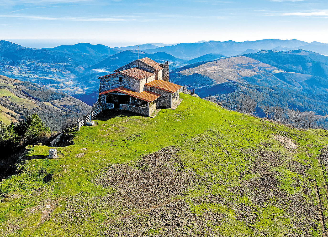 Ermita de San Roque, en el Kolitza, una de las más altas de Bizkaia.