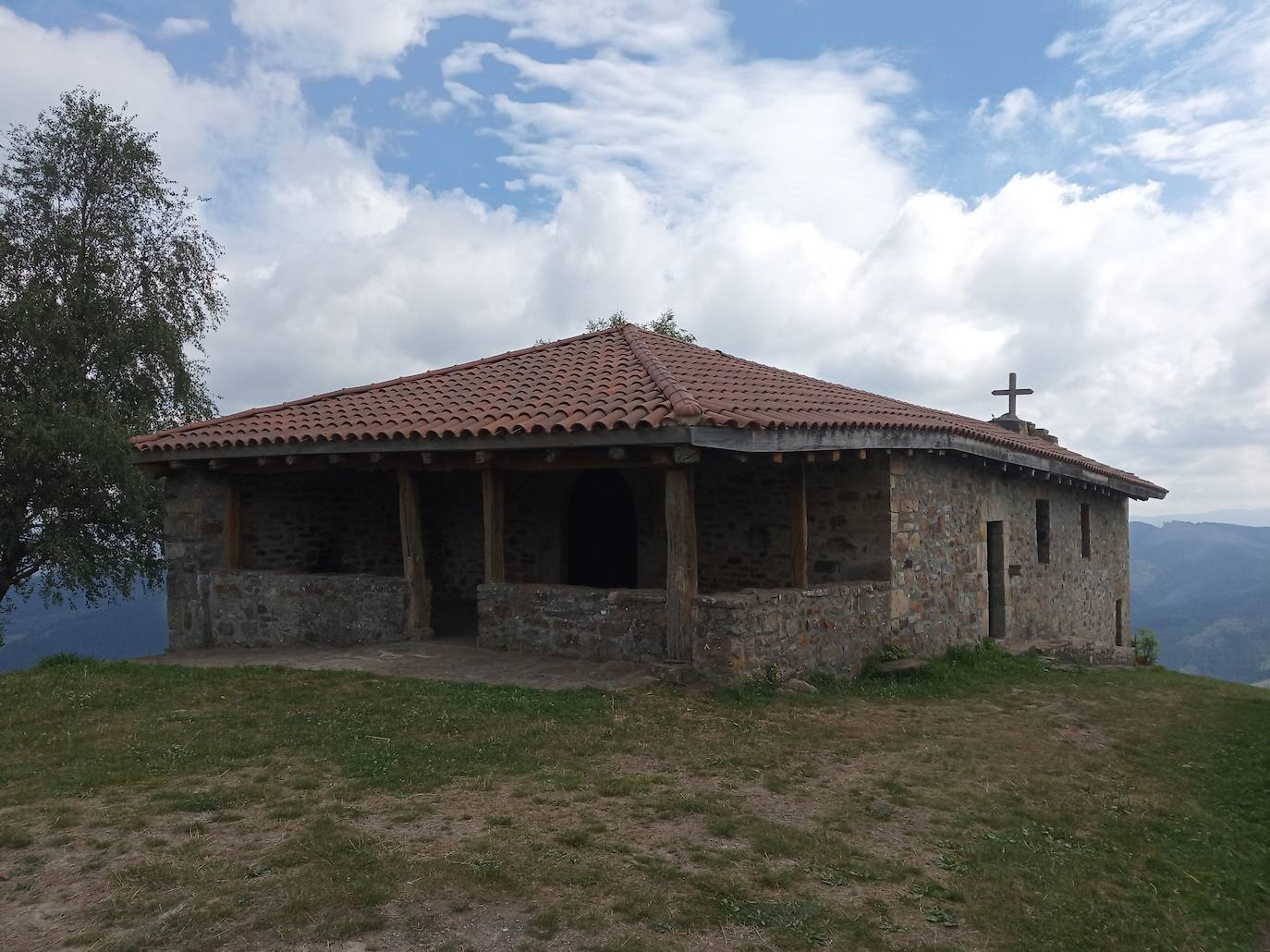 Ermita de Santa Marina, en el Monte Arrola, en la zona de Orozko, un pareja de frondoso bosque.