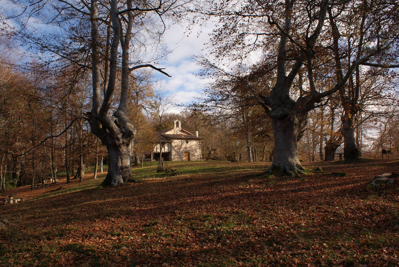 Ermita de Neustra Señora de Jugatxi, en Álava. Se encuentra en Zuia, rodeada de un bosque frondoso.