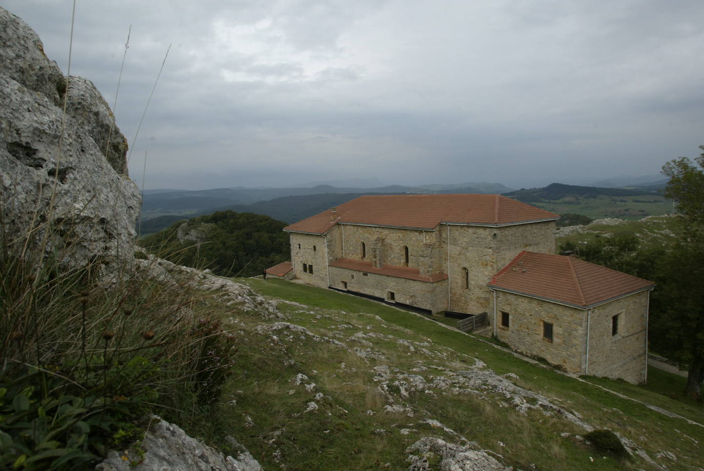 Santuario de Nuestra Señora de Oro, en Álava. Es el lugar de culto más destacado del valle de Zuia y está a 850 metros de altura. 