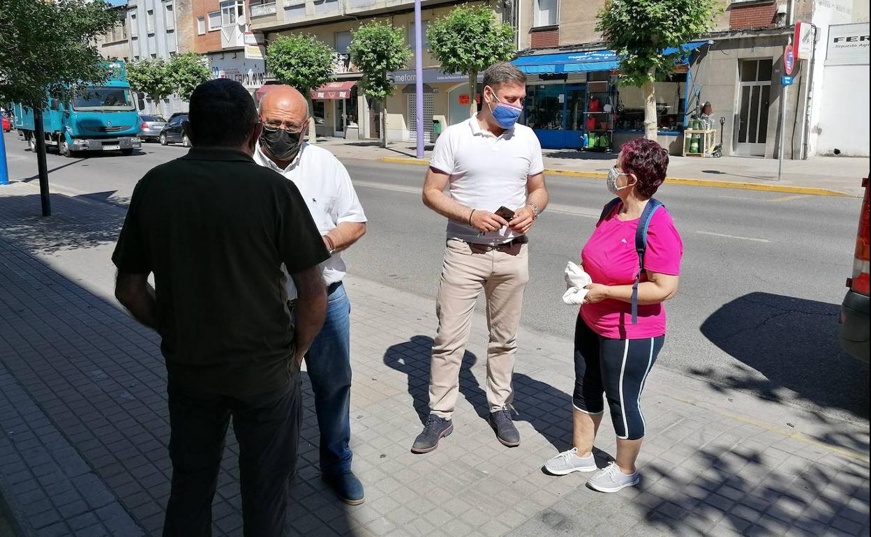 Visita de los concejales de CB al barrio de Flores del Sil.