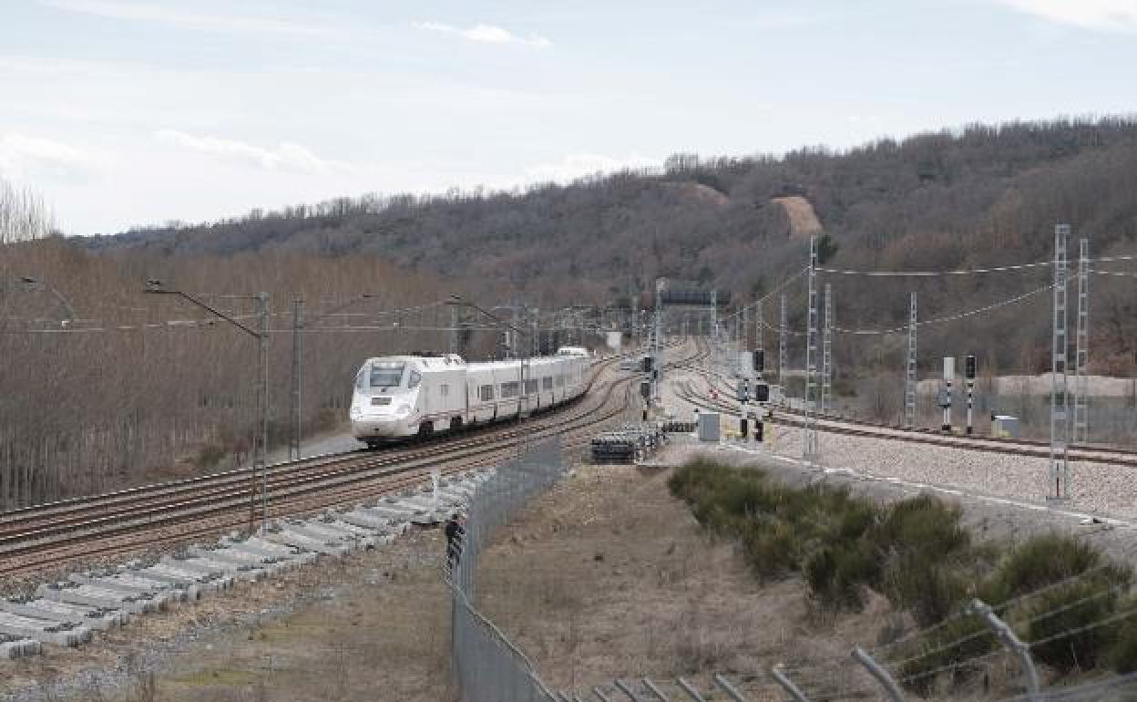 Tren a su paso por El Bierzo