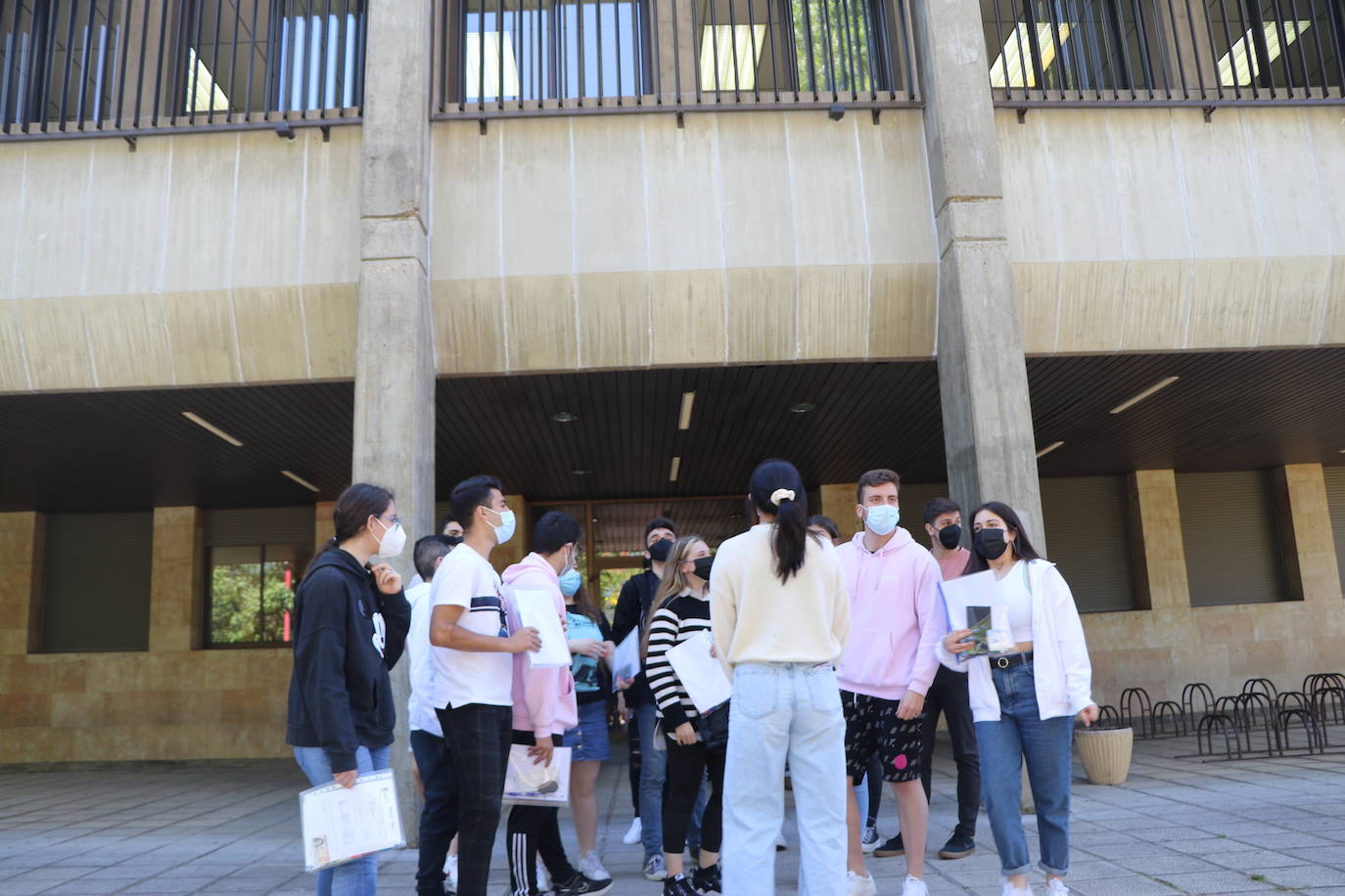 Un 10% menos de estudiantes que el año pasado se presentan a las pruebas de Selectividad en León y Ponferrada.