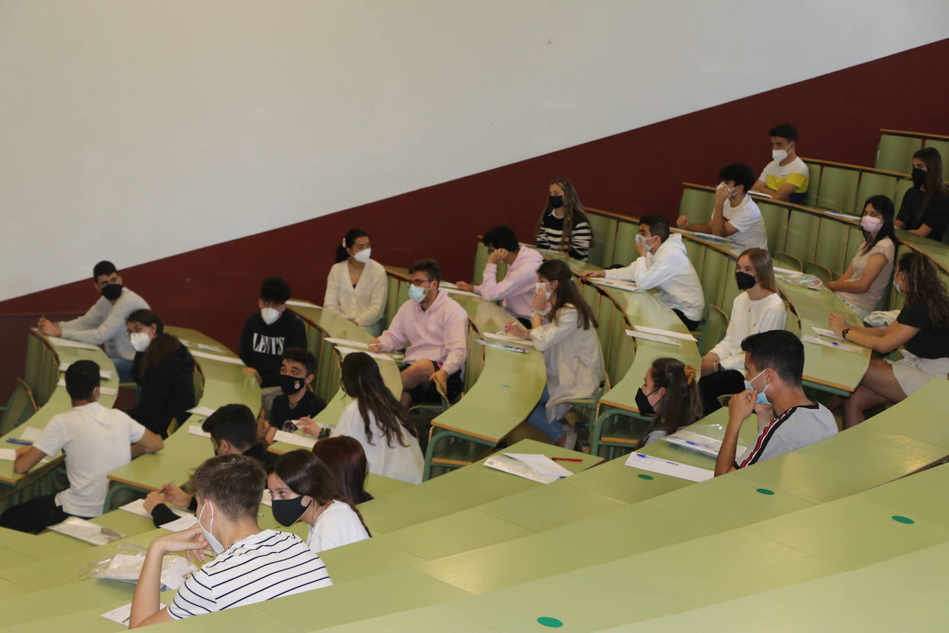 Un 10% menos de estudiantes que el año pasado se presentan a las pruebas de Selectividad en León y Ponferrada.