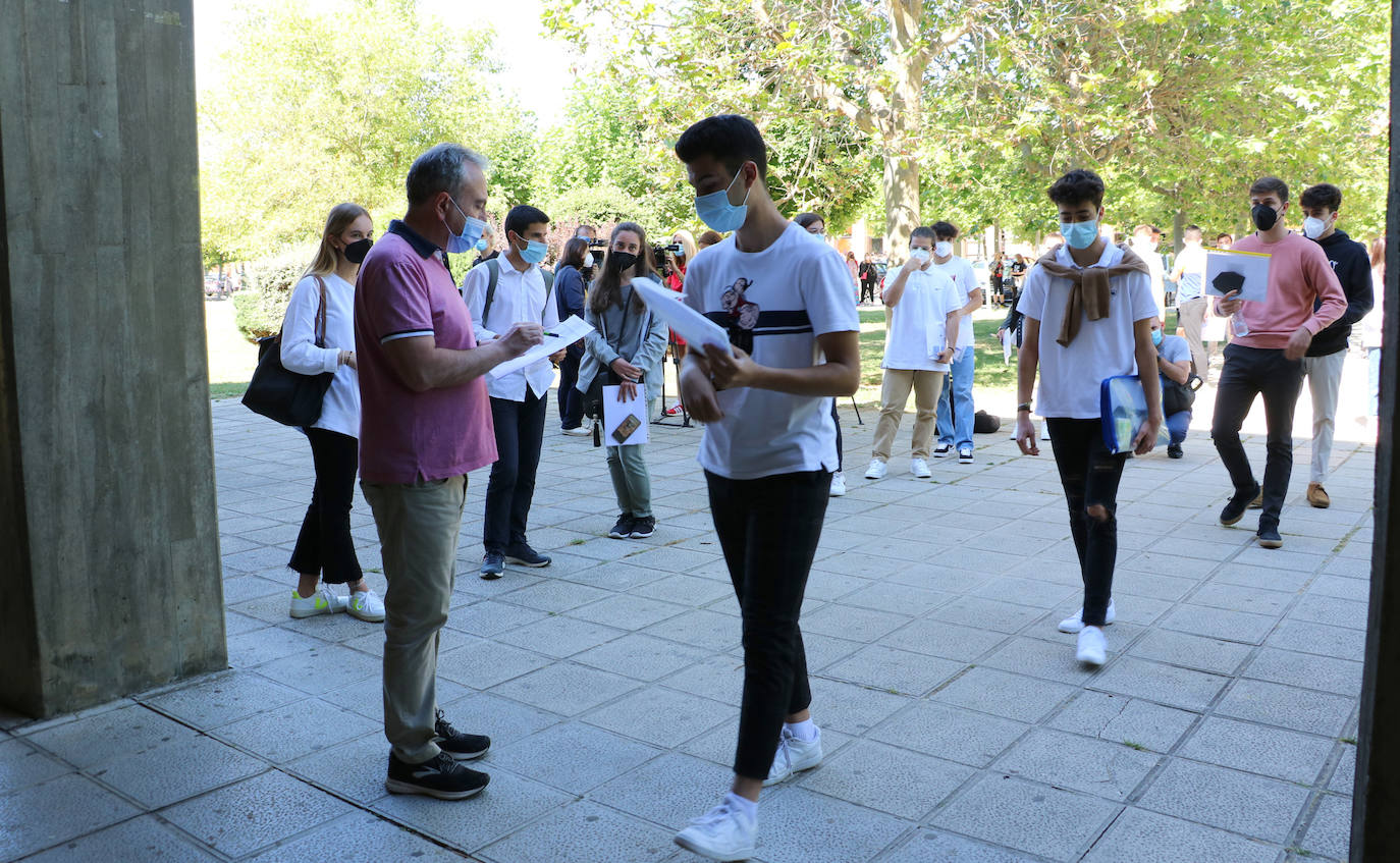 Un 10% menos de estudiantes que el año pasado se presentan a las pruebas de Selectividad en León y Ponferrada.