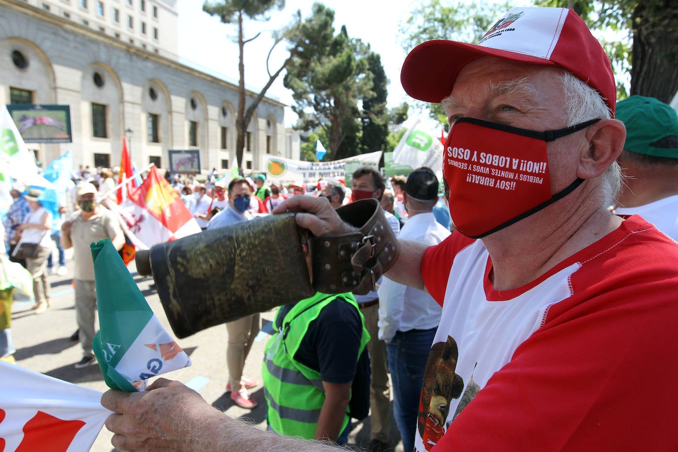 Concentración de la Plataforma en Defensa de la Gestión del Lobo 'Convivencia Lobo – Ganader@ Viv@' para exigir que se revoque el proyecto de orden ministerial que incluirá el lobo en el Listado de Especies Protegidas.