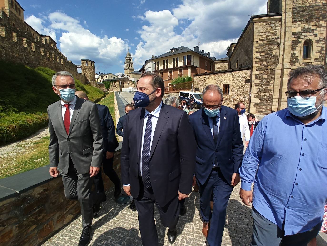 El ministro José Luis Ábalos inaugura las obras de rehabilitación del Castillo Viejo de Ponferrada en una visita que tendrá su continuidad este viernes en León capital | Olegario Ramón pide inversiones para El Bierzo | Una de las demandas, colaboración en el proyecto de ronda sur para eliminar el tráfico rodado frente al Castillo. 