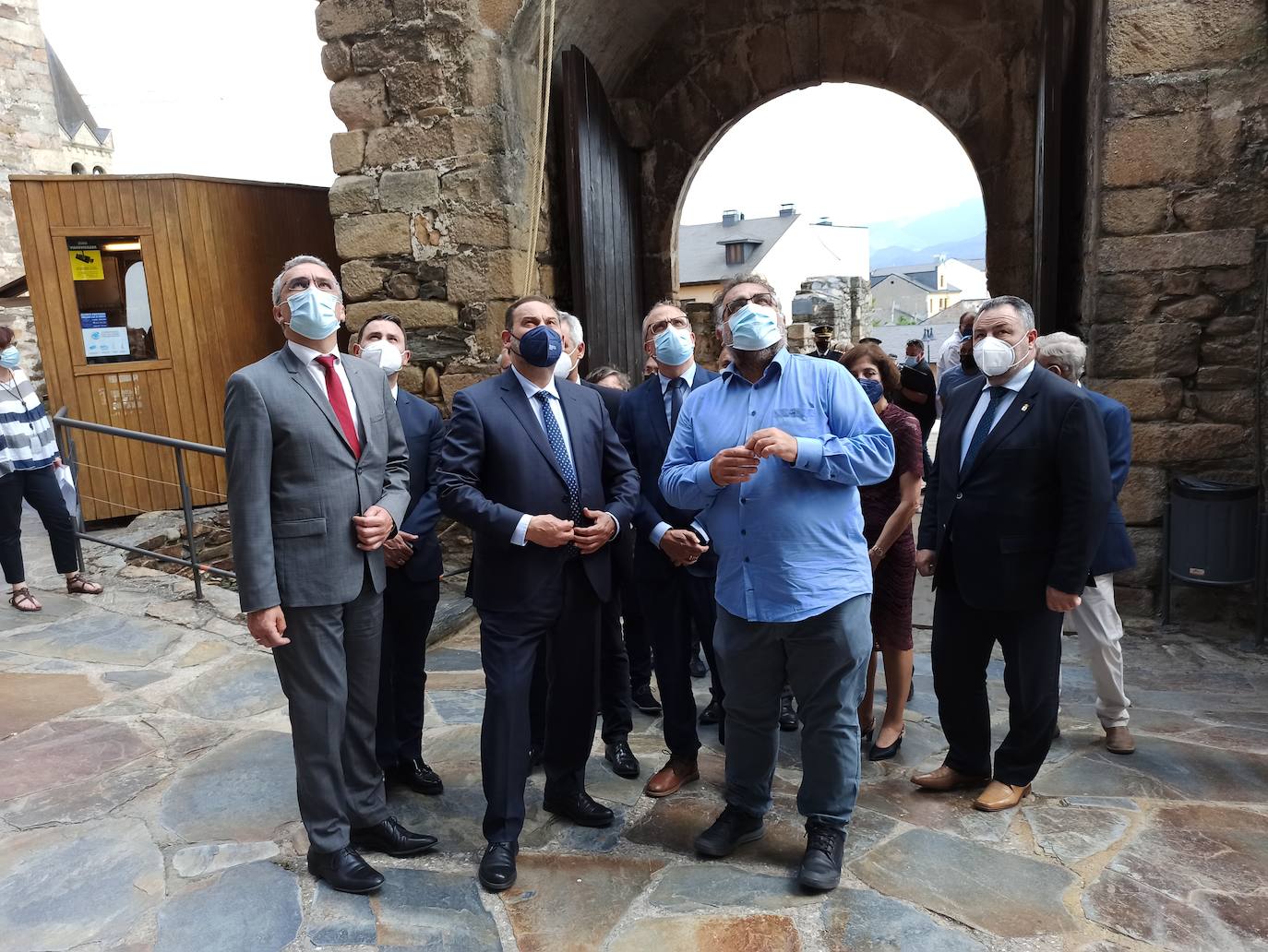 El ministro José Luis Ábalos inaugura las obras de rehabilitación del Castillo Viejo de Ponferrada en una visita que tendrá su continuidad este viernes en León capital | Olegario Ramón pide inversiones para El Bierzo | Una de las demandas, colaboración en el proyecto de ronda sur para eliminar el tráfico rodado frente al Castillo. 